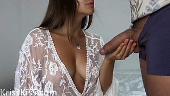 La beauté en Blanc Peignoir Sucer l'Énorme Bite de l'Amant et ...